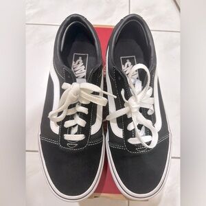 Vans old Skool Shoes size 7.5 women or 6 Youth